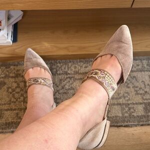 Beautiful velvet flats 🥂✨